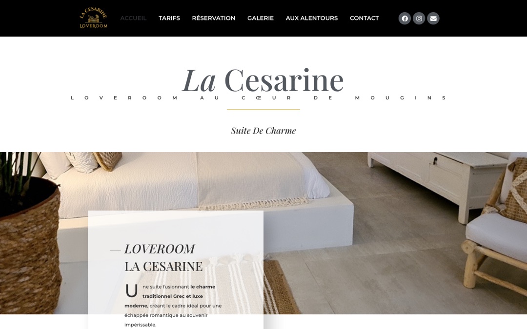 Accueil du site de La Césarine à Mougins : titre « La Cesarine, loveroom au cœur de Mougins », photo du lit et menu de six rubriques
