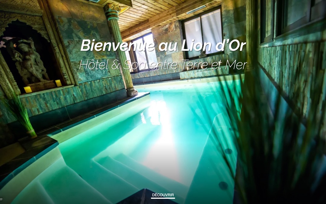 Accueil du site de l’hôtel Spa Le Lion d’Or : le bassin intérieur du spa et le titre « Bienvenue au Lion d’Or, hôtel et spa entre terre et mer »