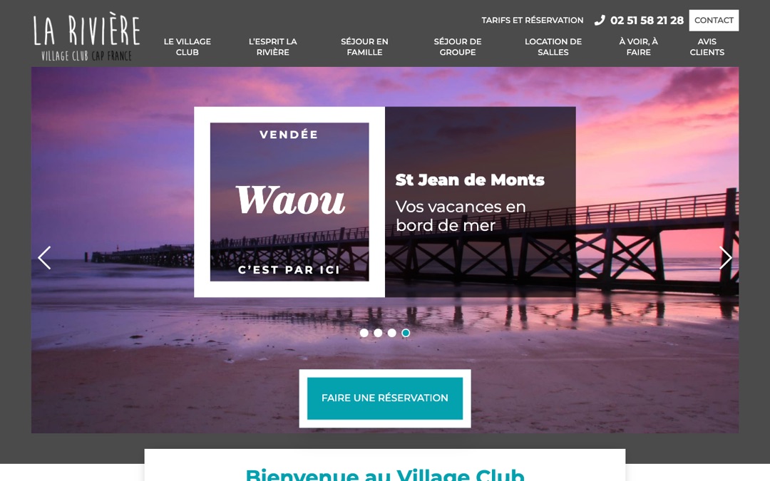Accueil du site du Village Club La Rivière : logo, menu (Le village club, L’esprit La Rivière, Séjour en famille, Séjour de groupe, Location de salles, À voir à faire, Avis clients), numéro de téléphone, bouton « Contact », diaporama sur un ponton à la nuit tombante et bouton « Faire une réservation »