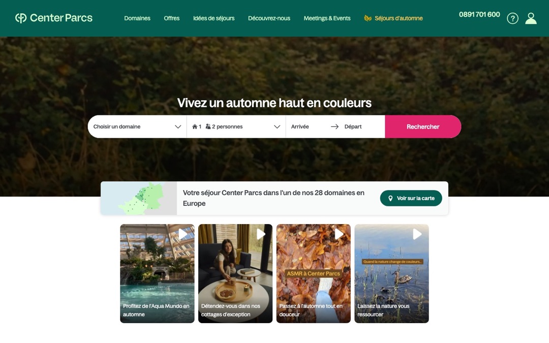 Accueil du site Center Parcs : bandeau vert foncé avec menu (Domaines, Offres, Idées de séjours, Découvrez-nous, Meetings & Events, Séjours d’automne), titre « Vivez un automne haut en couleurs », formulaire de recherche (domaine, voyageurs, arrivée, départ), carte « 28 domaines en Europe » et quatre vidéos courtes