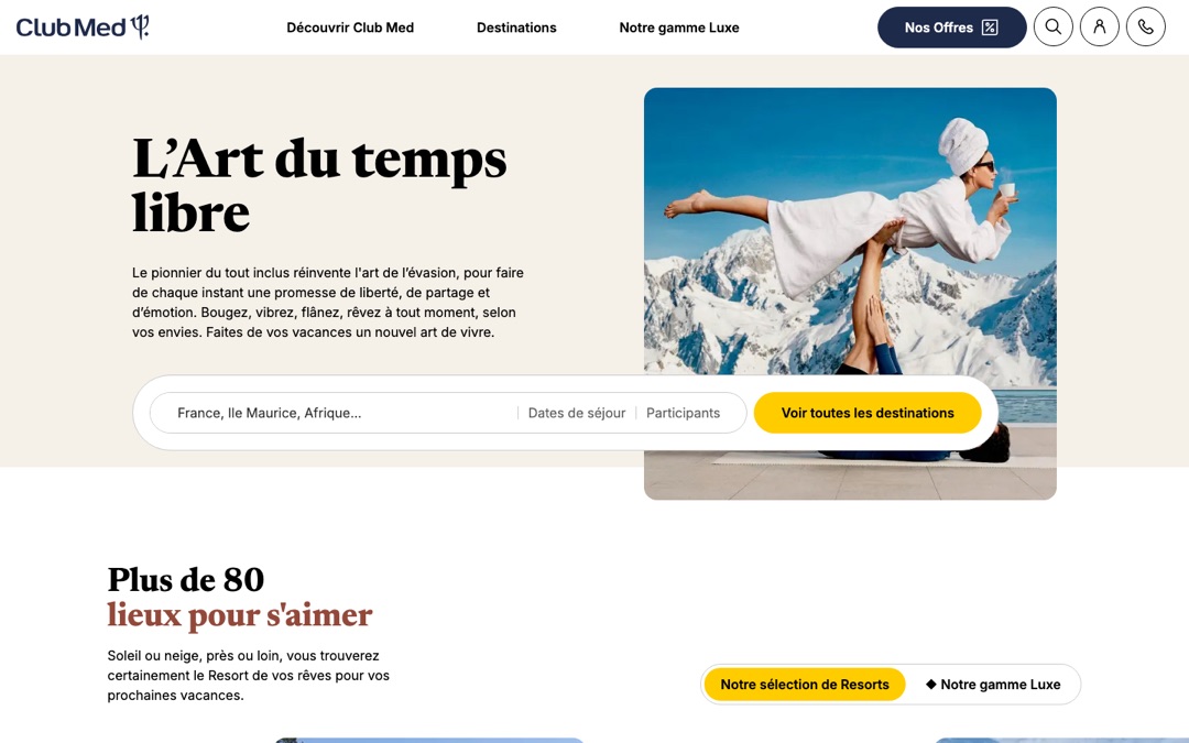 Accueil du site Club Med : en-tête blanc avec logo et menu (Découvrir Club Med, Destinations, Notre gamme Luxe), titre « L’Art du temps libre », formulaire de recherche (destination, dates de séjour, participants) et photo d’une femme en peignoir en équilibre sur un partenaire devant des montagnes enneigées