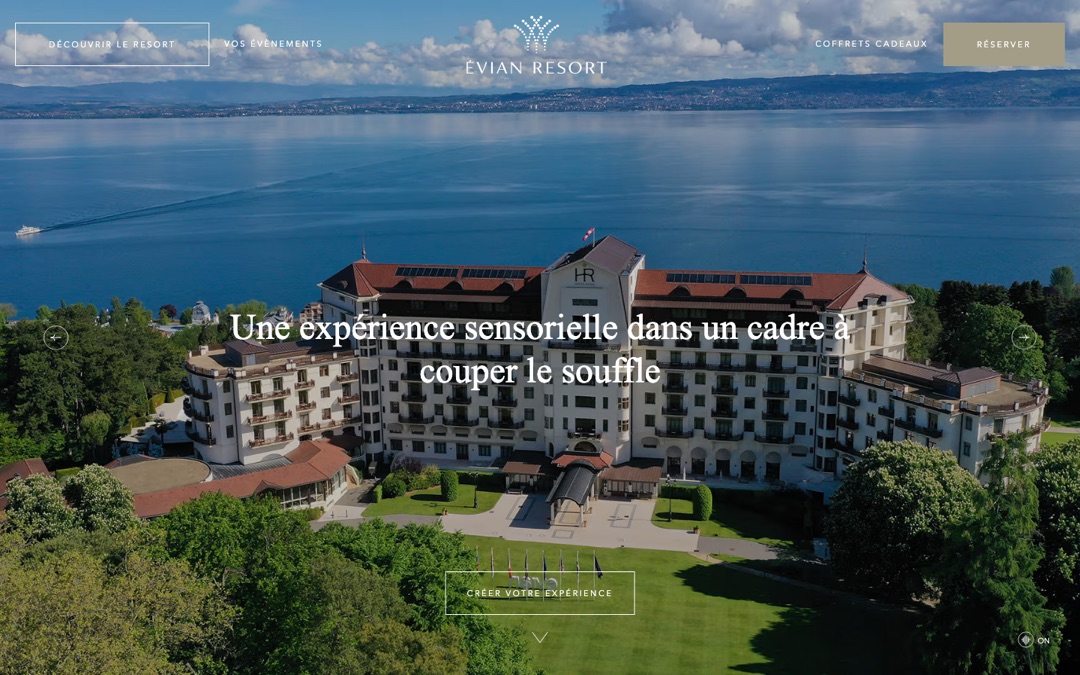Vue du lac Léman et de la façade de l’hôtel Royal, à l’Evian Resort