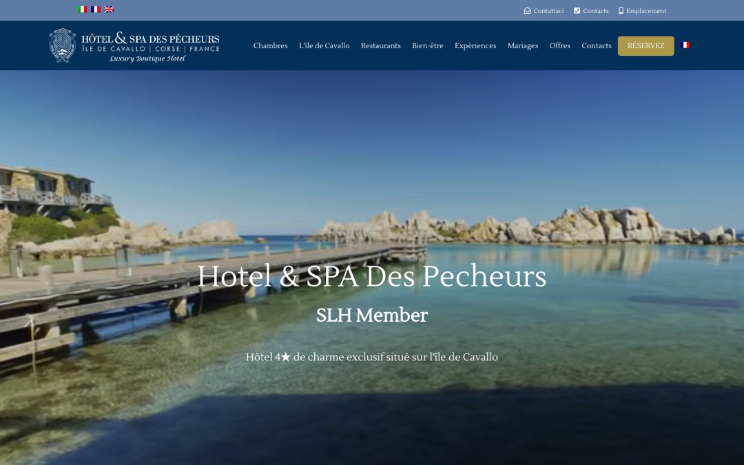 Accueil du site de l’Hôtel & Spa des Pêcheurs : drapeaux de langue en haut à gauche, logo bleu marine, menu (Chambres, L’île de Cavallo, Restaurants, Bien-être, Expériences, Mariages, Offres, Contacts) et bouton doré « Réservez », puis un ponton au-dessus d’une eau turquoise et le titre « Hotel & SPA Des Pecheurs »