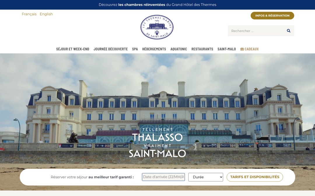 Accueil du site des Thermes Marins de Saint-Malo : bandeau bleu « Découvrez les chambres réinventées du Grand Hôtel des Thermes », choix du français ou de l’anglais, logo central, menu (Séjour et week-end, Journée découverte, Spa, Hébergements, Aquatonic, Restaurants, Saint-Malo, Cadeaux), photo de la façade Belle Époque et formulaire de recherche « Réserver votre séjour au meilleur tarif garanti »