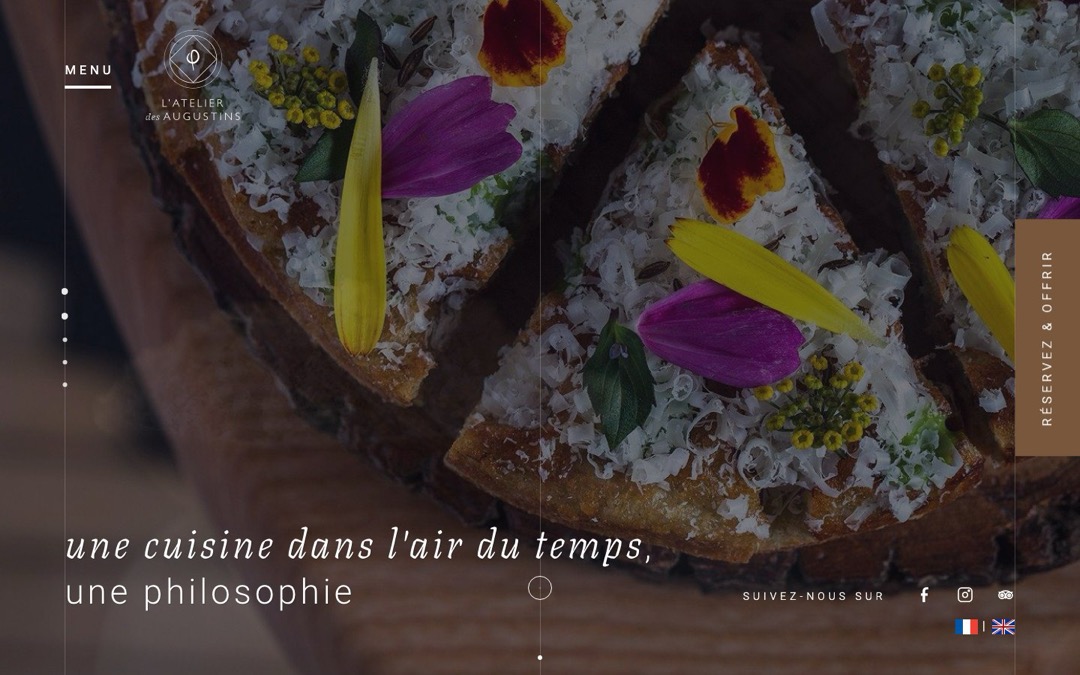 Accueil du site de L’Atelier des Augustins à Lyon : photo d’un plat fleuri, mention « restaurant 1 étoile Michelin » et boutons « Réserver votre table » et « Offrir un coffret cadeau »