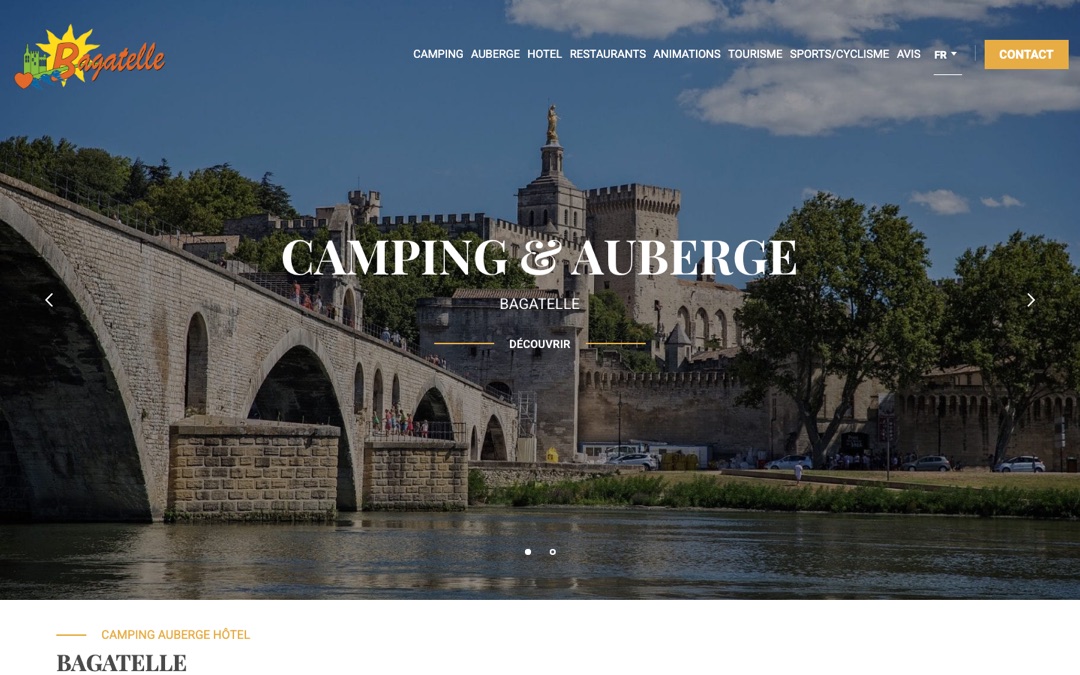 Accueil du site du Camping Auberge Bagatelle : photo plein écran du pont Saint-Bénézet et du Palais des Papes, menu en haut, titre « Camping et Auberge Bagatelle » et bouton jaune « Contact »