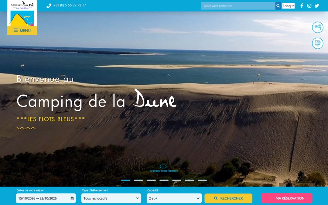 Accueil du site du Camping de la Dune : photo plein écran de la dune du Pilat et du bassin, titre « Camping de la Dune, Les Flots Bleus » et barre de réservation en bas de l’écran (dates, type d’hébergement, capacité)