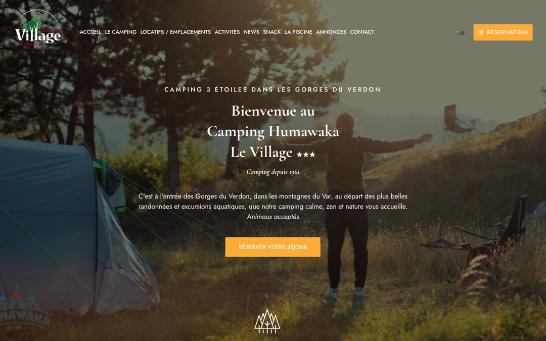 Accueil du site du Camping Humawaka : vidéo en boucle de campeurs devant une tente, titre « Bienvenue au Camping Humawaka Le Village », mention « Animaux acceptés » et bouton orange « Réserver votre séjour »