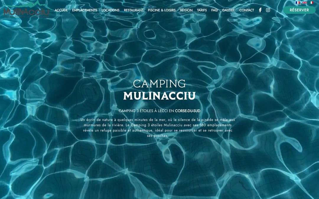 Accueil du site du Camping Mulinacciu : image plein écran d’eau de piscine, menu clair, drapeaux des langues, bouton vert « Réserver » et titre « Camping Mulinacciu, camping 3 étoiles à Lecci en Corse-du-Sud »
