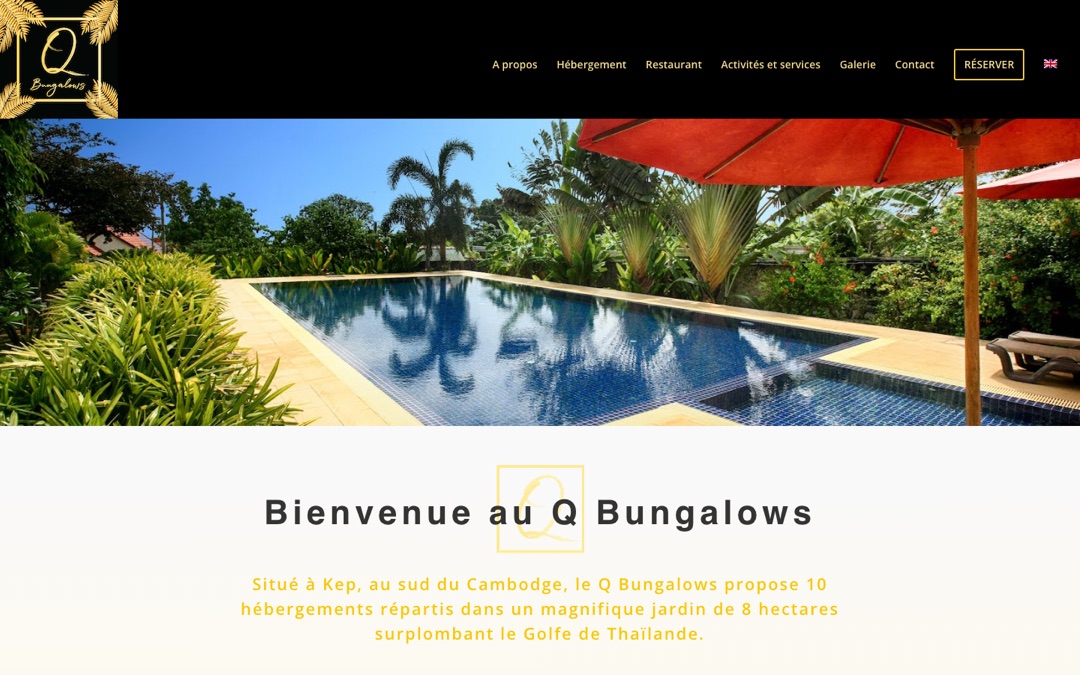 Accueil du site de Q Bungalows : en-tête noir avec logo doré orné de palmes et bouton « Réserver », photo d’une piscine bordée de palmiers, message de bienvenue