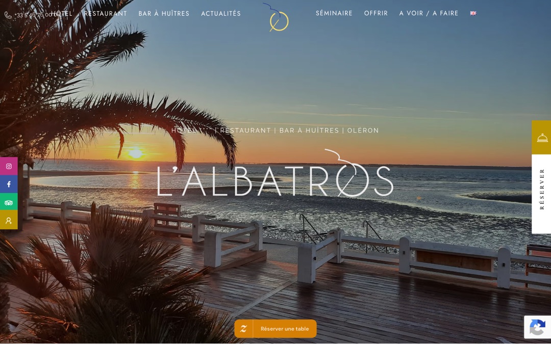 Accueil du site de l’Hôtel Albatros : coucher de soleil sur la mer, téléphone en haut à gauche et onglet « Réserver » à droite