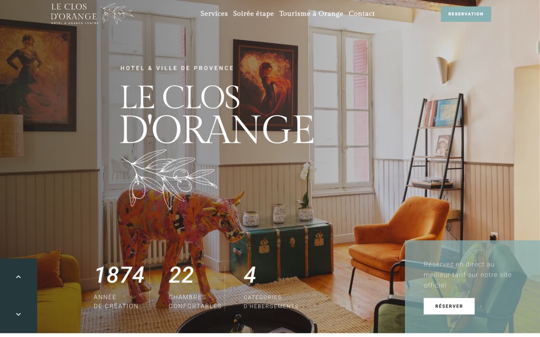 Accueil du site du Clos d’Orange : photo intérieure de l’hôtel et bandeau « Réservez en direct au meilleur tarif sur notre site officiel »