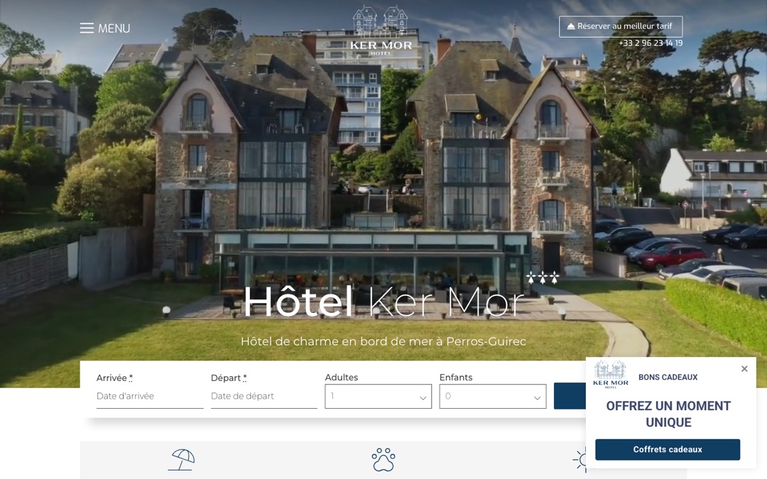 Accueil du site de l’Hôtel Ker Mor : vue aérienne de la côte, bouton « Réserver au meilleur tarif » et barre de réservation