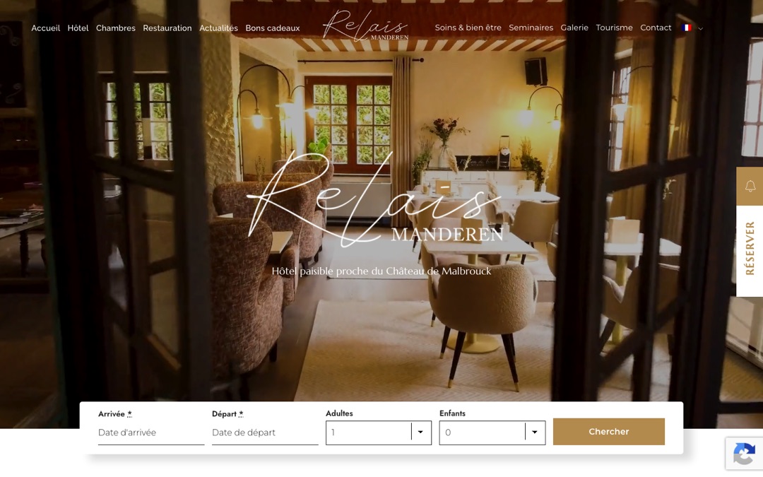 Accueil du site du Relais Manderen : logo manuscrit sur une vidéo et barre de recherche de disponibilités avec arrivée, départ, adultes et enfants