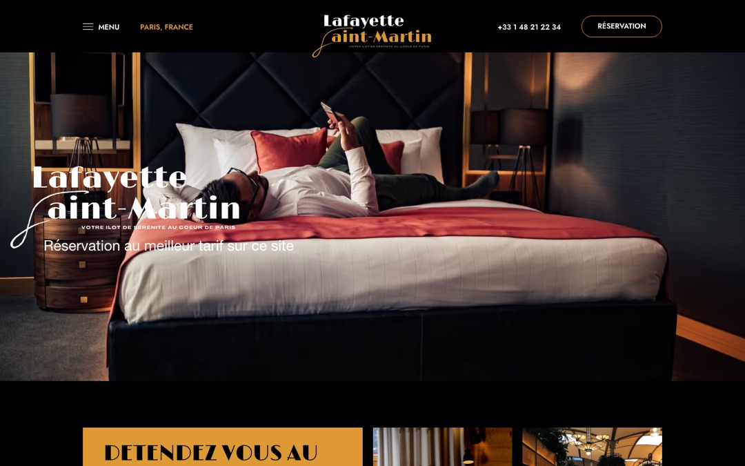 Accueil du site du Lafayette Saint-Martin : décor sombre d’inspiration Art déco, menu, numéro de téléphone et bouton « Réservation »