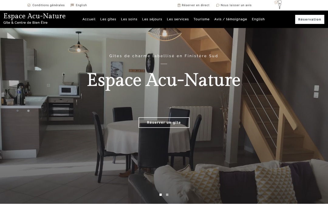 Accueil du site Espace Acu-Nature : cuisine et escalier d’un gîte en photo plein écran, titre au centre et bouton « Réserver un gîte »