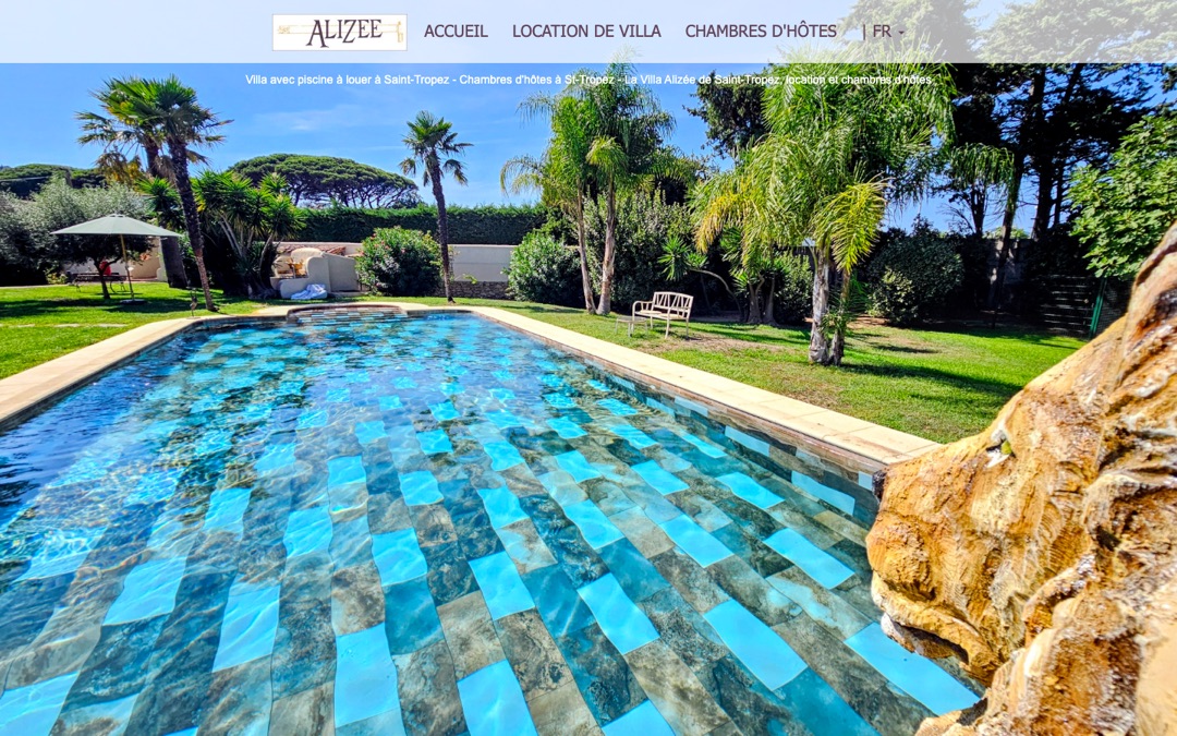 Accueil du site de la Villa Alizée : piscine à la mosaïque turquoise bordée de palmiers, menu « Accueil, Location de villa, Chambres d’hôtes »