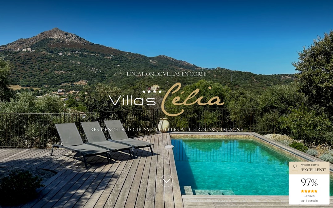 Accueil du site des Villas Célia : terrasse en bois, bassin et montagne en fond, titre « Villas Célia » et mention « Résidence de tourisme 4 étoiles à L’Île-Rousse »