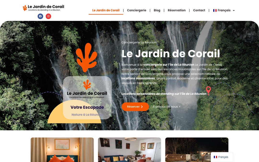 Accueil du site du Jardin de Corail : cascades dans la végétation, logo orange, titre « Le Jardin de Corail » et boutons « Réserver » et « À propos de nous »