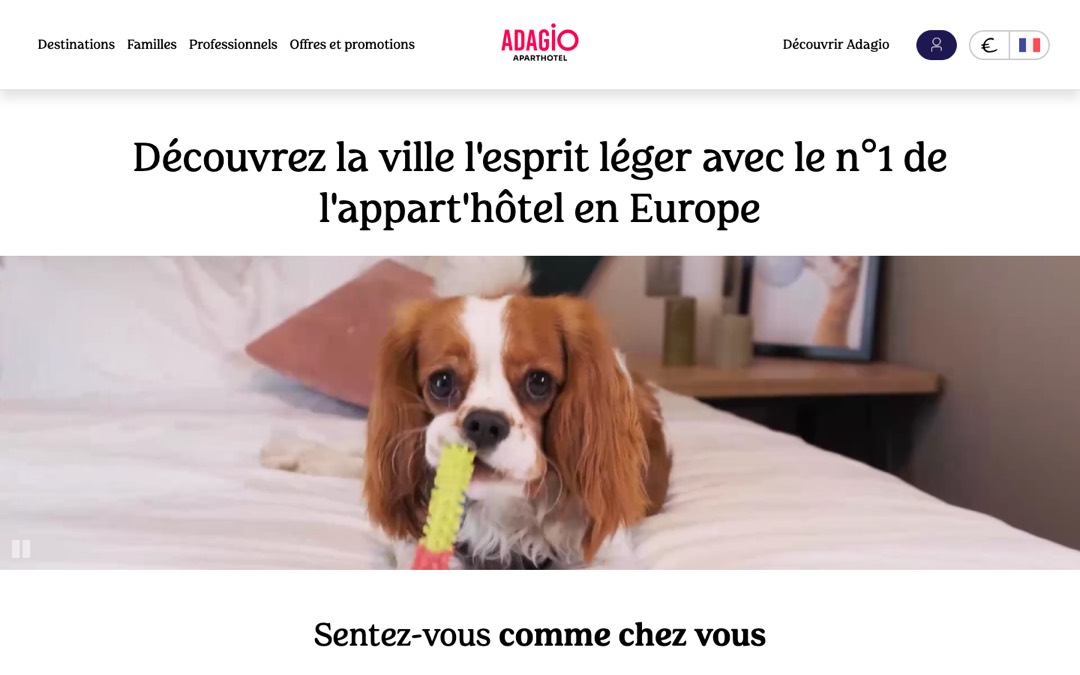 Accueil du site d’Adagio Aparthotel : titre sur le premier rang européen de l’appart’hôtel, vidéo d’un chien sur un lit, menu Destinations, Familles, Professionnels et Offres