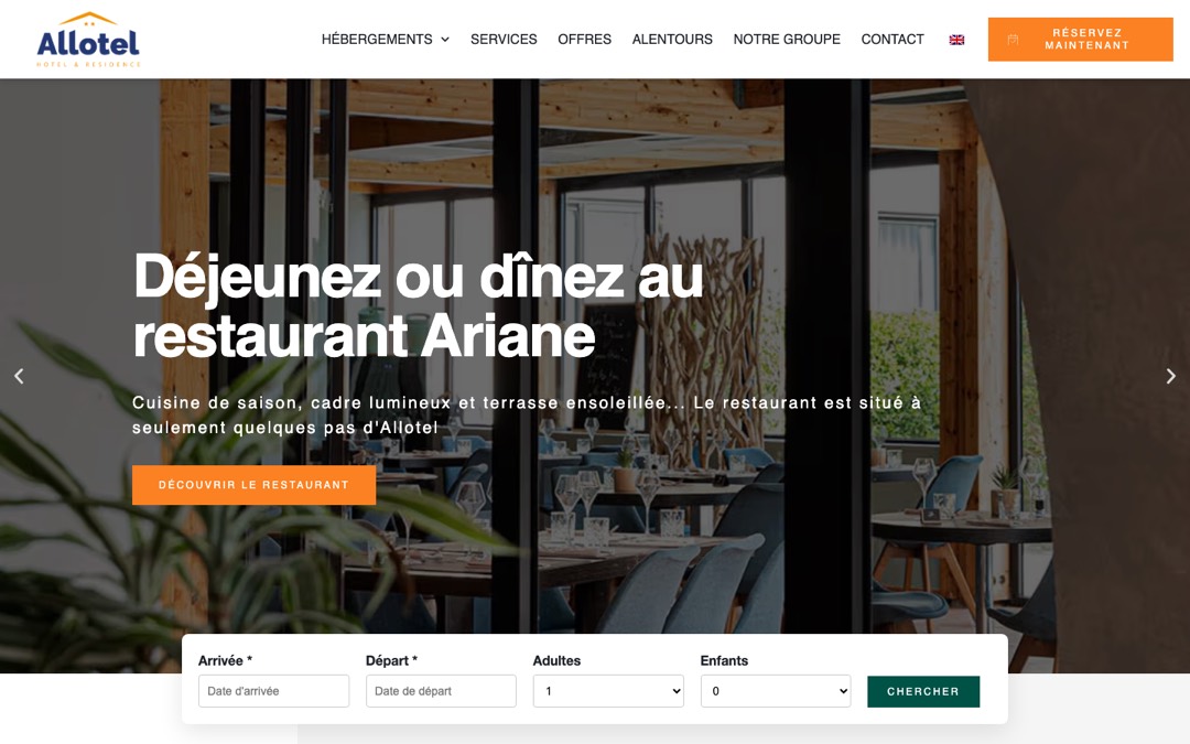 Accueil du site d’Allotel Résidence : photo plein écran de la salle du restaurant Ariane, menu avec bouton orange « Réservez maintenant » et barre de dates en bas de l’écran