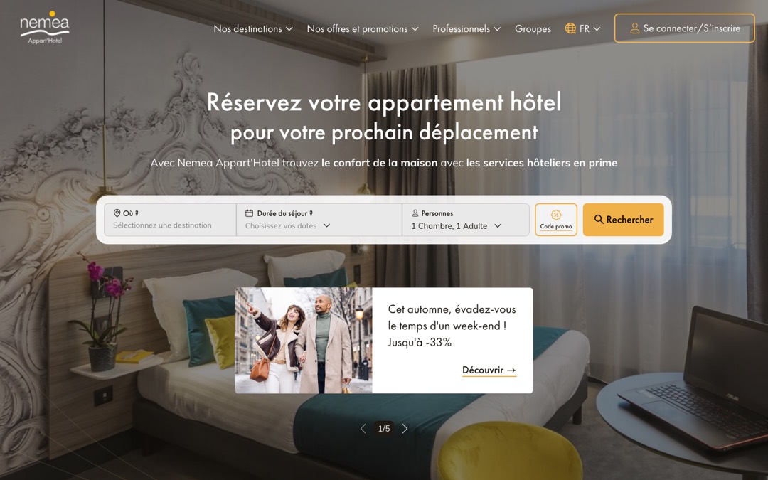 Accueil du site de Nemea Appart’Hôtel : photo plein écran d’une chambre, titre « Réservez votre appartement hôtel », formulaire de recherche et encart d’offre en bas
