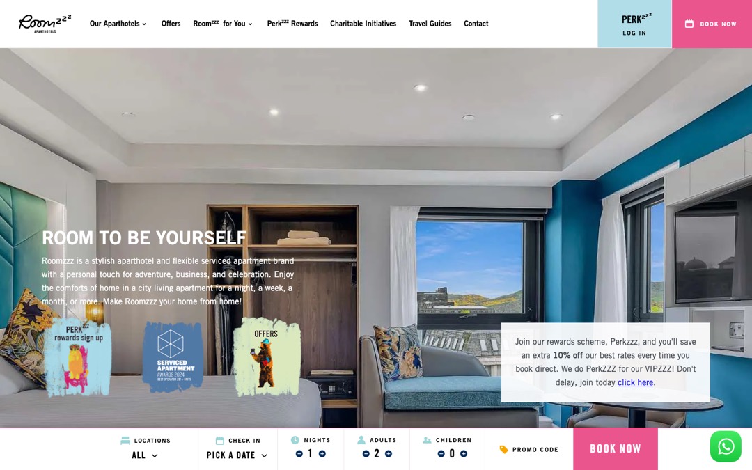 Accueil du site de Roomzzz Aparthotels : photo d’un appartement lumineux aux murs bleus, slogan « Room to be yourself » et barre de réservation fixée en bas de l’écran