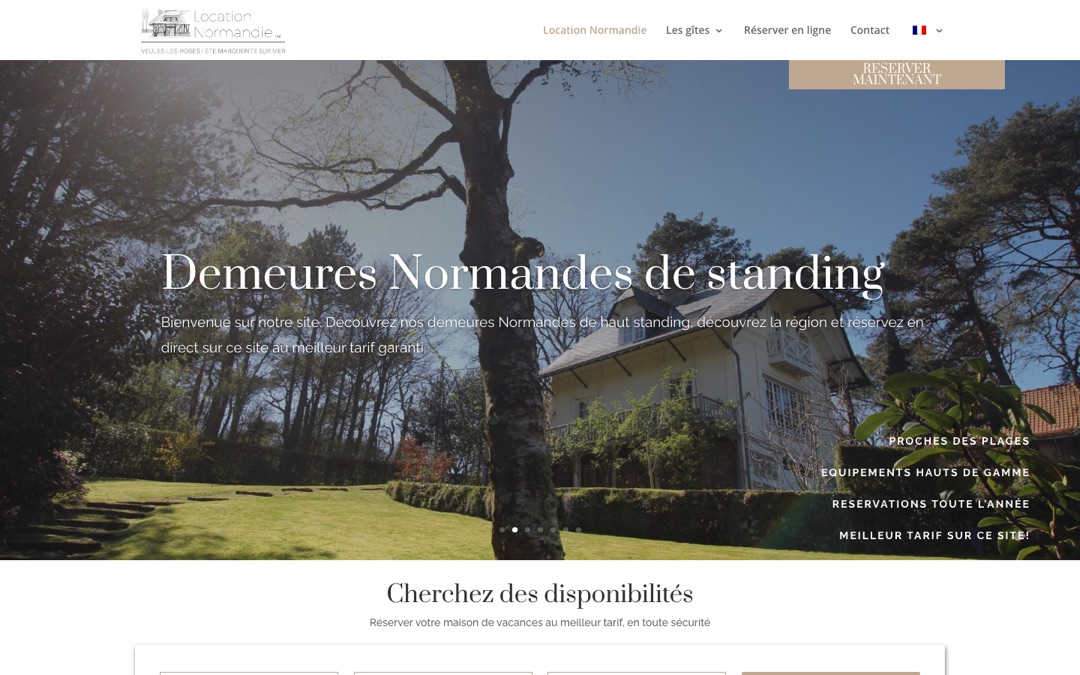Accueil du site Location Normandie : photo d’une maison de standing dans un jardin boisé, titre « Demeures Normandes de standing » et bouton « Réserver maintenant » en haut à droite