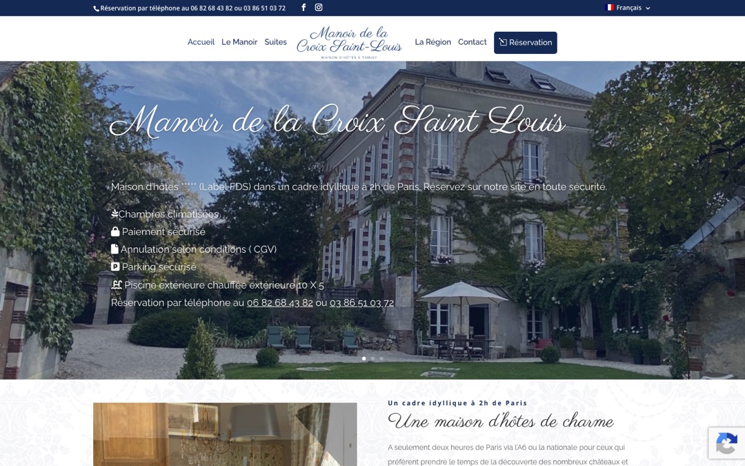 Accueil du site du Manoir de la Croix Saint-Louis : façade du manoir couverte de vigne vierge, titre en écriture manuscrite et liste des atouts du lieu, avec un bouton « Réservation » dans le menu
