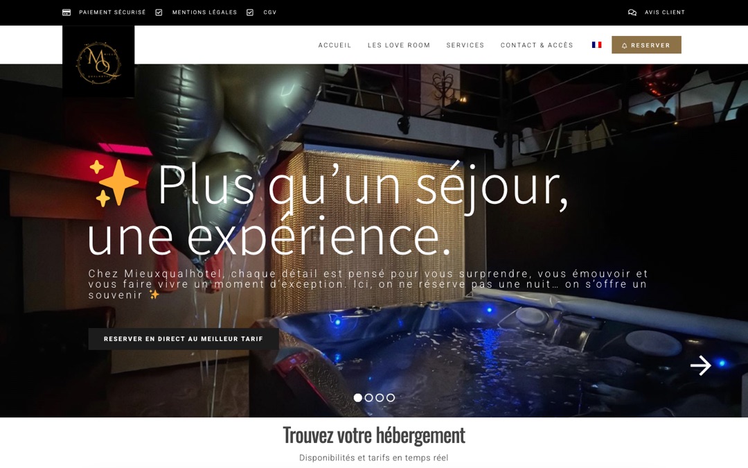 Accueil du site Mieux Qu’à L’hôtel : photo d’une love room avec jacuzzi, titre « Plus qu’un séjour, une expérience » et bouton « Réserver en direct au meilleur tarif »