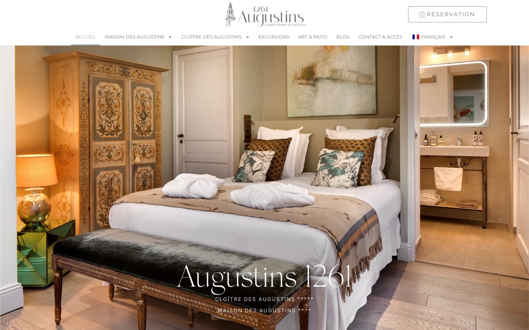 Accueil du site Augustins 1261 à Avignon : chambre d’un appartement, logo, menu avec Excursions, Art & Patio et Blog, bouton « Réservation »