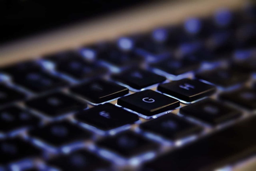 Touches rétroéclairées d’un clavier d’ordinateur portable, vues de près