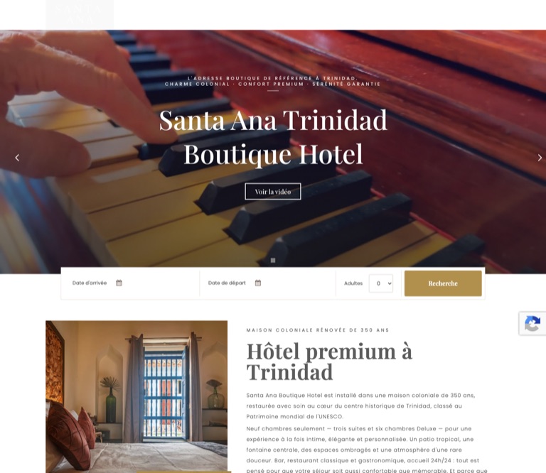Capture du haut de la page d’accueil du site de Santa Ana Boutique Hotel à Trinidad : photo d’ouverture, barre de dates et présentation de l’hôtel