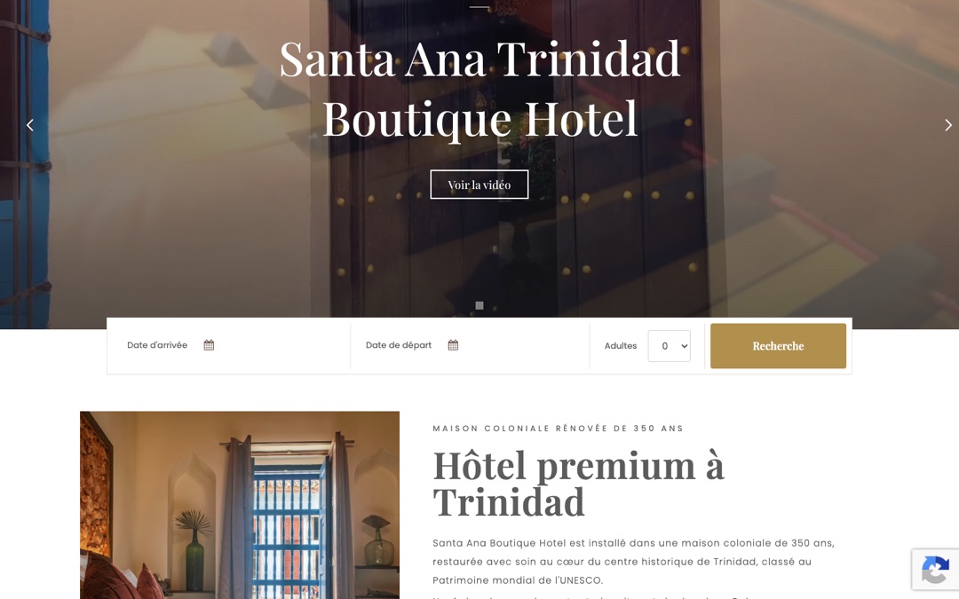 Barre de dates du site de Santa Ana Boutique Hotel : date d’arrivée, date de départ, adultes et bouton « Recherche » sous la photo d’ouverture