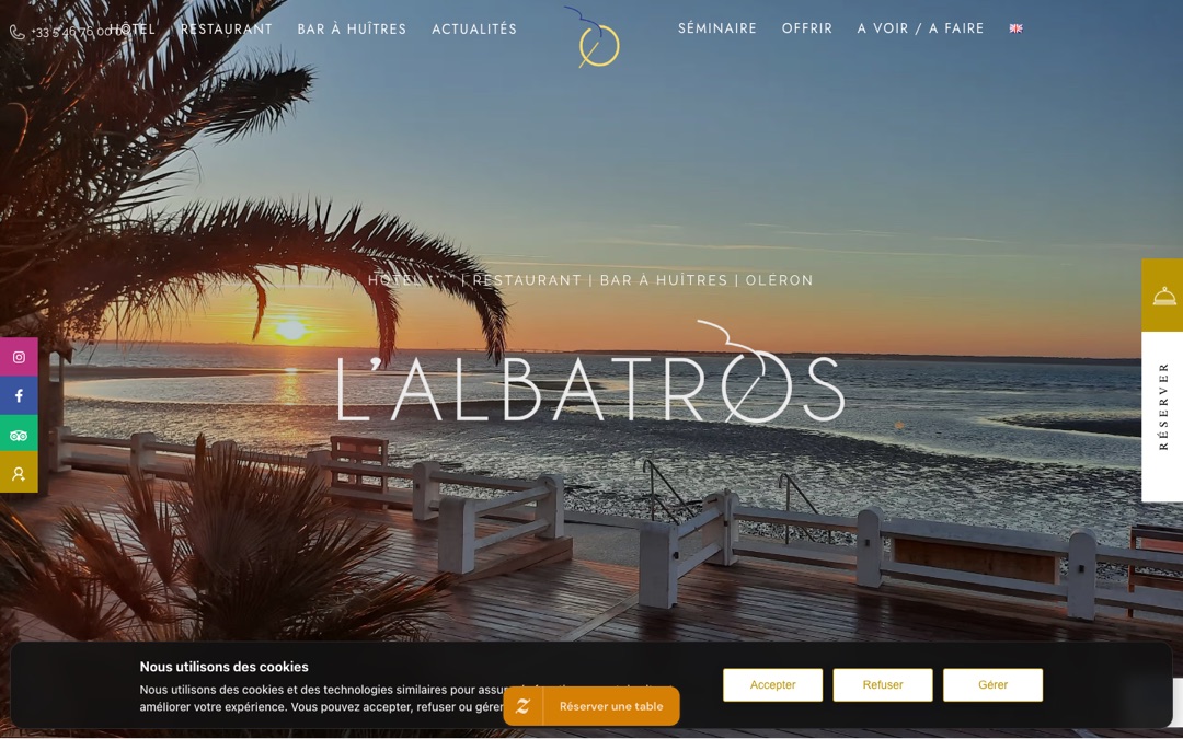 Accueil du site de l’Hôtel Albatros : coucher de soleil sur la mer, onglet « Réserver » à droite et bouton « Réserver une table » en bas