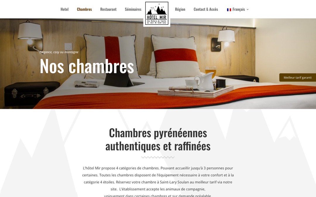 Page « Nos chambres » du site de l’Hôtel Mir : photo d’une chambre en bois et onglet « Meilleur tarif garanti » sur le bord droit de l’écran