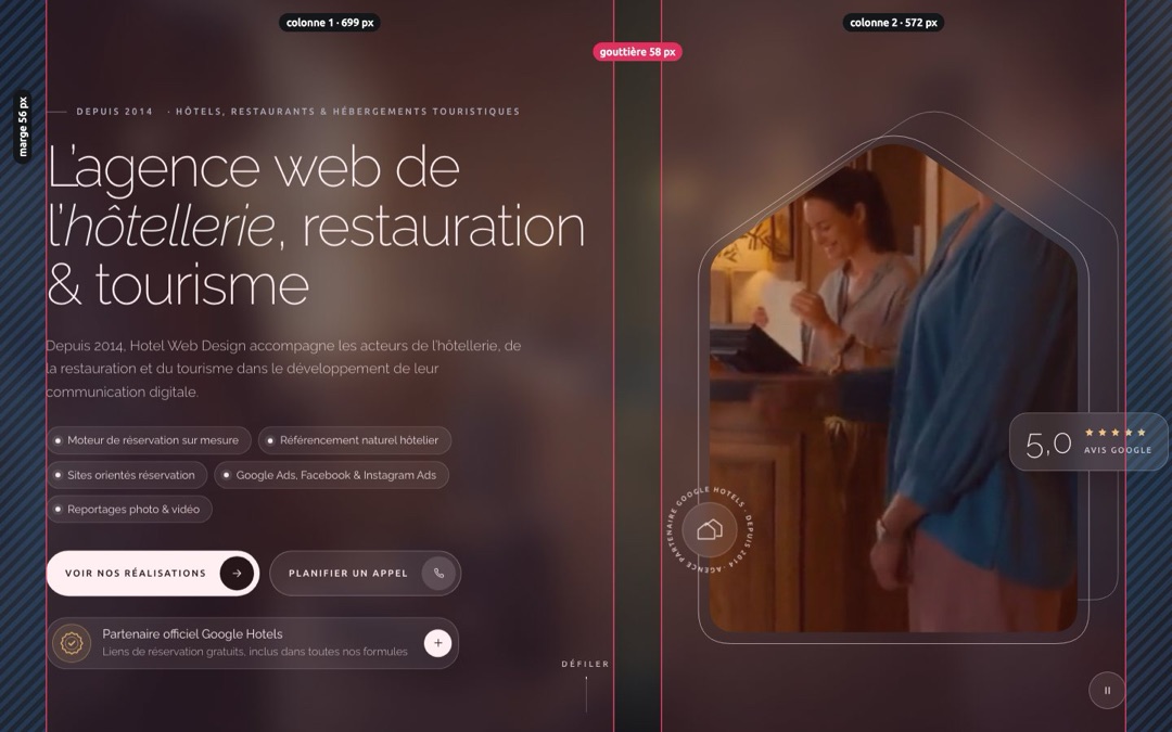 Haut de la page d’accueil du site avec ses deux colonnes repérées en rose : la première de 699 pixels porte le titre et les boutons, la seconde de 572 pixels la photo dans une forme de maison ; entre les deux, une gouttière de 58 pixels, et sur les côtés des marges de 56 pixels en hachures bleues