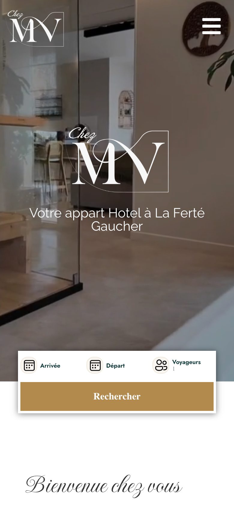 Accueil du site Chez MV sur téléphone : logo, phrase « Votre appart Hotel à La Ferté Gaucher », puis cases arrivée, départ, voyageurs et bouton « Rechercher »