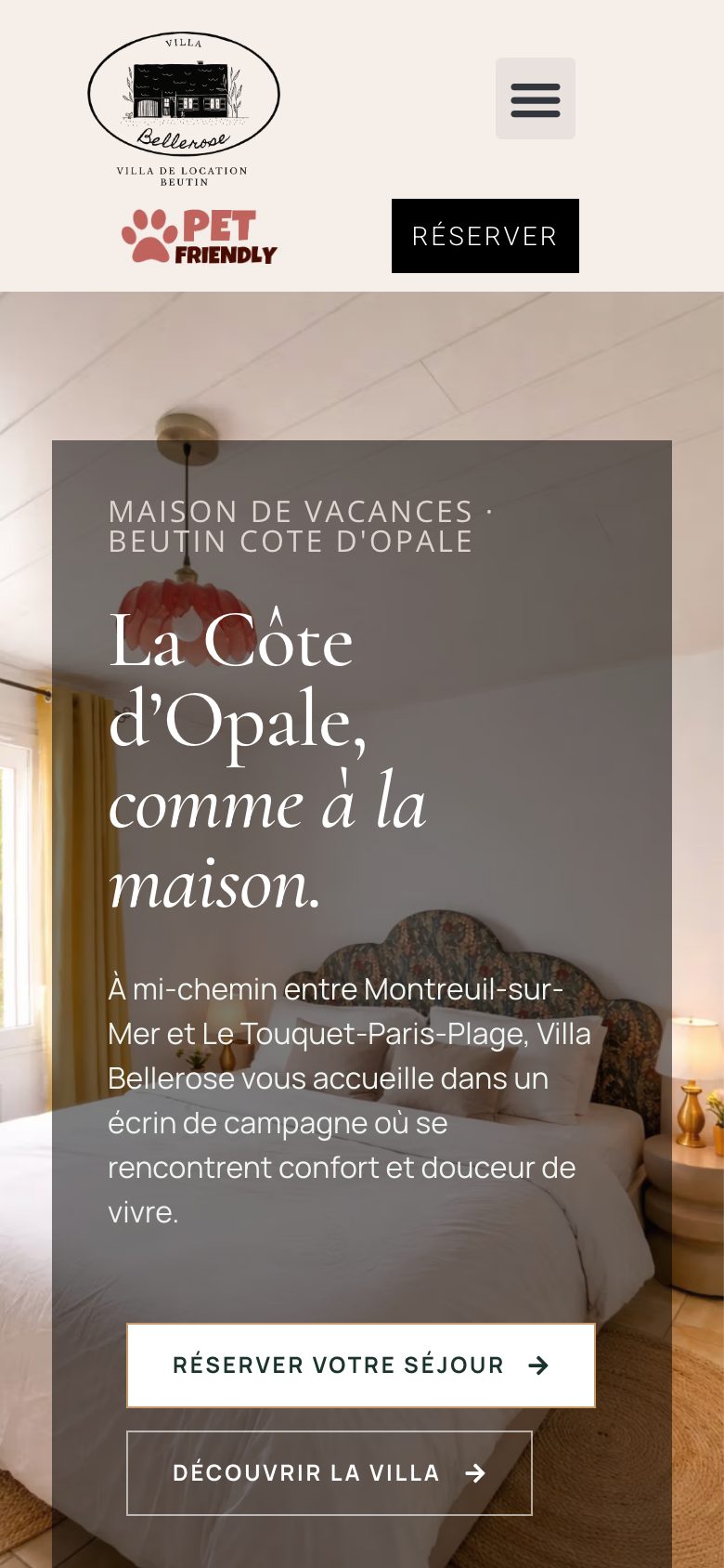 Accueil du site de la Villa Bellerose sur téléphone : bouton « Réserver » dans l’en-tête, puis titre sur la photo d’une chambre et boutons « Réserver votre séjour » et « Découvrir la villa »