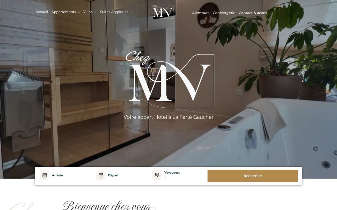 Accueil du site Chez MV : vidéo d’une salle de bains avec sauna, logo au centre et barre de recherche avec arrivée, départ et voyageurs