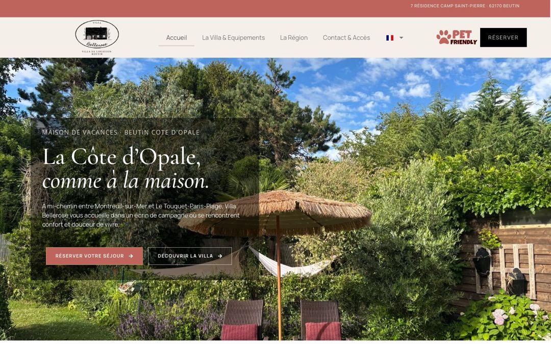 Accueil du site de la Villa Bellerose : jardin avec parasol et hamac, texte « La Côte d’Opale, comme à la maison » et boutons Réserver votre séjour et Découvrir la villa