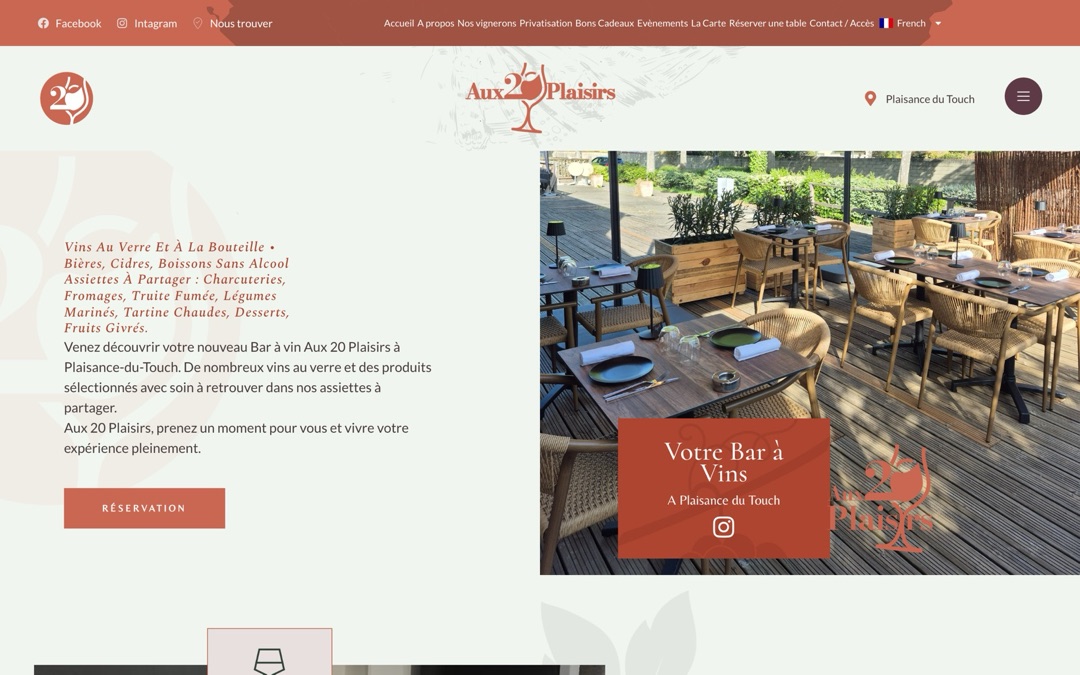Accueil du site du bar à vins Aux 20 Plaisirs, à Plaisance-du-Touch : logo terre cuite dont le « 20 » se loge dans un verre à pied, monogramme rond, photo de la terrasse et bouton « Réservation »