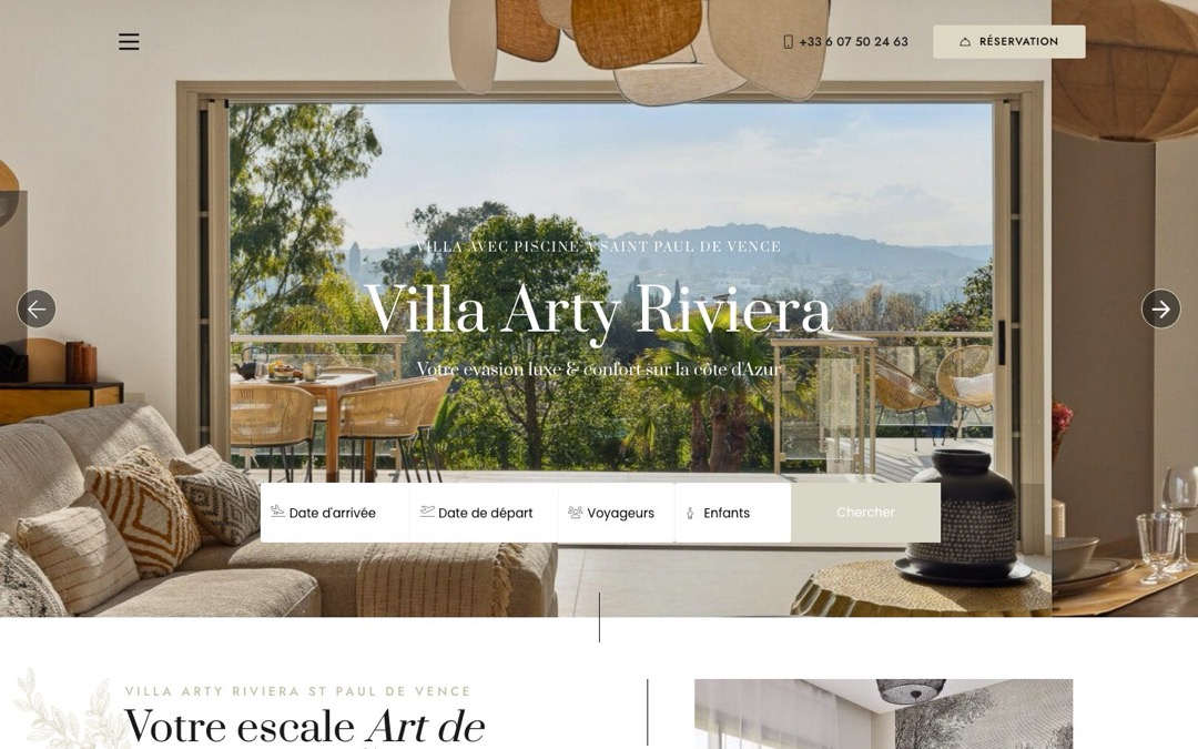 Accueil du site de la Villa Arty Riviera, à Saint-Paul-de-Vence : nom en grandes lettres à empattements sur la photo du salon et barre de recherche des dates d’arrivée et de départ