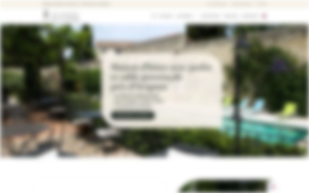 Accueil des Jardins de la Livrée floutée : une carte claire avec un titre sombre et un bouton foncé se détachent de la photo
