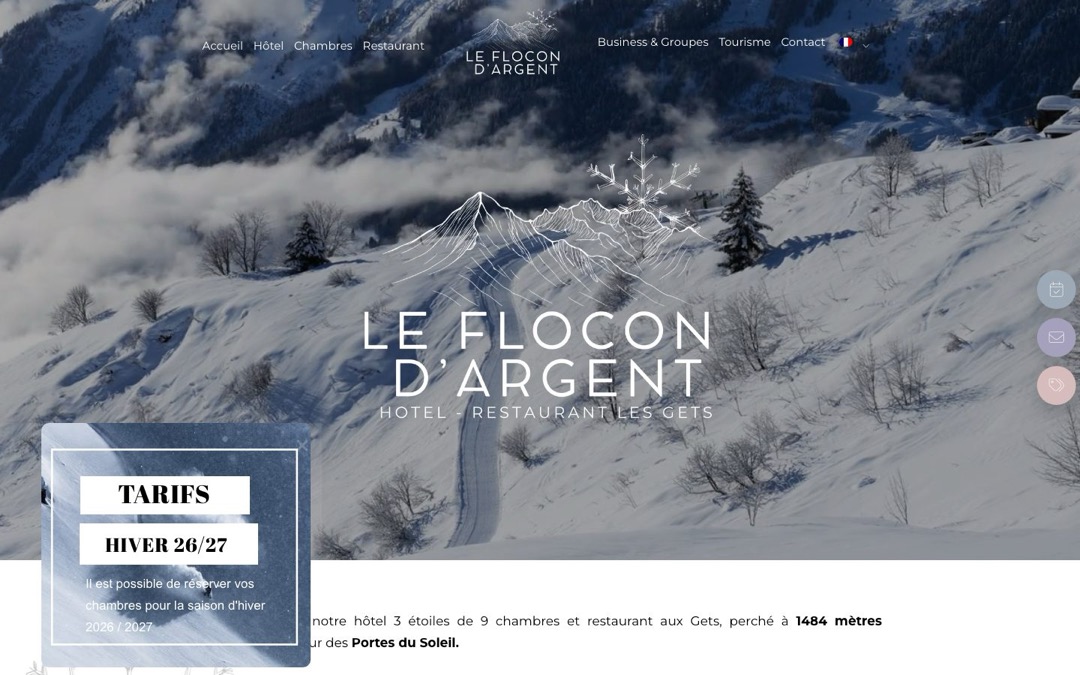Accueil du site du Flocon d’Argent, aux Gets : le nom de l’hôtel en grandes capitales blanches sur la montagne enneigée, avec une fenêtre « Tarifs hiver 26/27 » en bas à gauche