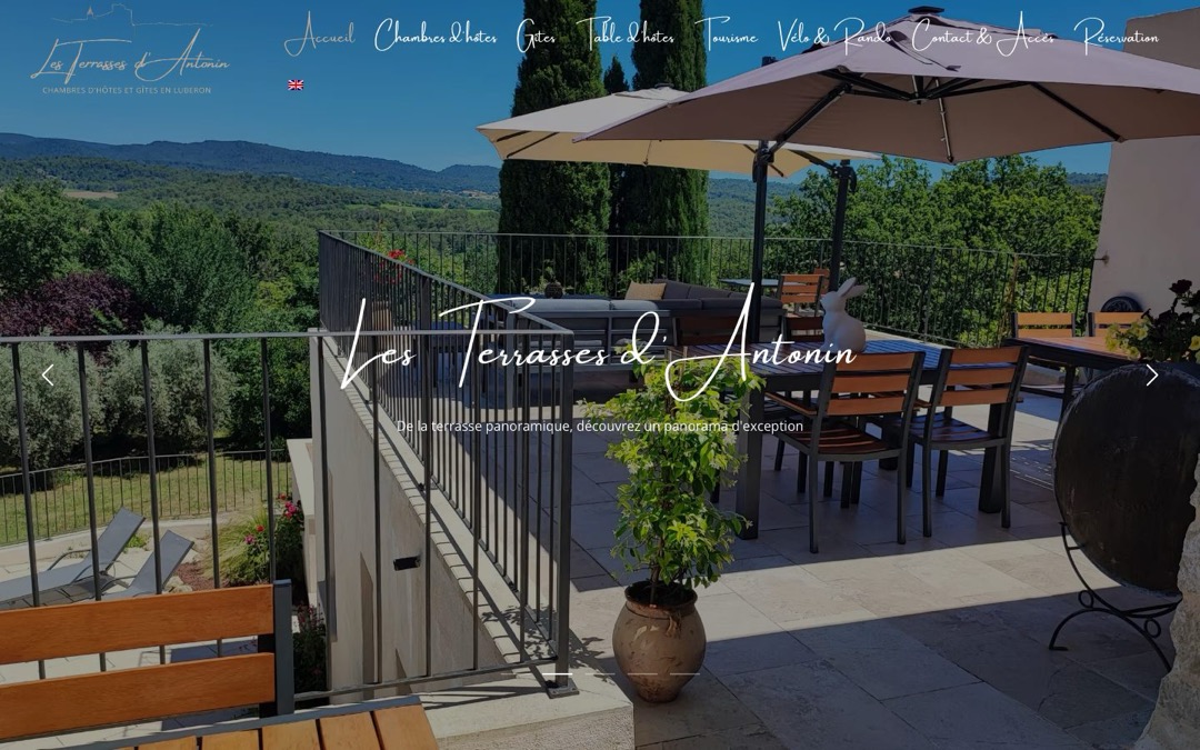 Accueil du site des Terrasses d’Antonin : terrasse panoramique sur le Luberon avec parasols, menu Chambres d’hôtes, Gîtes, Table d’hôtes, Vélo & Rando et Réservation