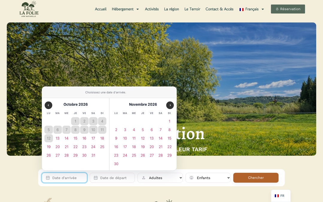 Page « Réservation » du site de l’Aire Naturelle La Folie : calendrier de choix des dates, à deux mois, ouvert au-dessus de la barre de recherche (arrivée, départ, adultes, enfants)