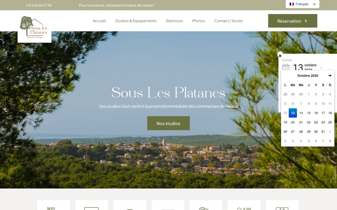 Accueil du site Sous Les Platanes : vue sur le village de Velaux, calendrier du widget de réservation ouvert à droite et bouton « Réservation » dans l’en-tête
