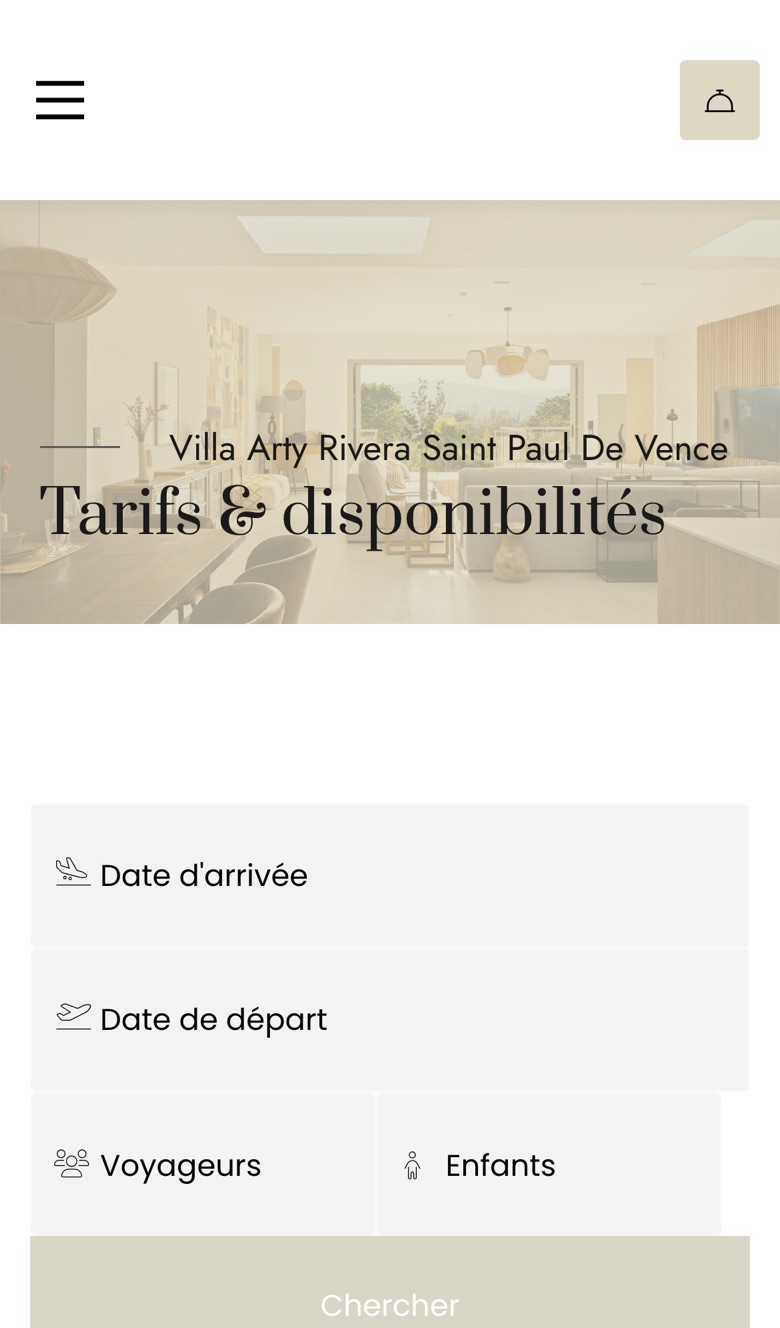 Page de réservation de la Villa Arty Riviera sur téléphone : champs d’arrivée, de départ, de voyageurs et d’enfants, puis bouton « Chercher » en bas du premier écran