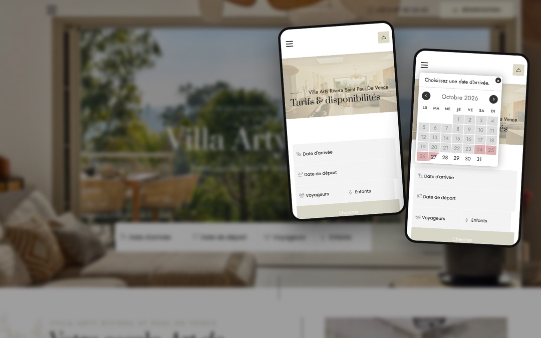 Deux écrans de téléphone montrant le formulaire de recherche et le calendrier de réservation de la Villa Arty Riviera, devant une photo floue du salon de la villa